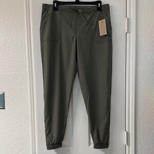 Albion Olive Green Jetsetter Joggers. NWT Size Medium